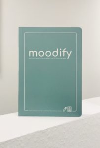 Mit moodify hat Dr. Janine Selle ein Tagebuch für Therapie und Selbstfürsorge herausgegeben. Erschienen im Junfermann Verlag, ISBN: 978-3-95571-910-4, 15 Euro, Infos unter https://t1p.de/zqks